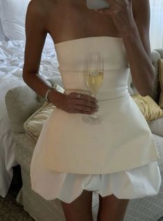 Style Inspiration Summer Classy, White Short Dress Outfit Party, Summer White Party Outfit, White New Years Outfit, All White Party Aesthetic, Wedding Weekend Outfits Brides, Formal White Outfit, White Top Outfit Classy, All White Outfit Party Summer