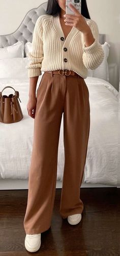 Fashion 60s, Fest Outfits, Chique Outfits, Trendy Fall Outfits, Brown Pants, Casual Work Outfits