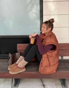 Thick Fall Outfits, Mama Fall Outfits, Fall Styling Outfits, Tshirt And Sneakers Outfit, Comfy Coffee Shop Outfit, Bre Sheppard Outfits, Fall Post Partum Outfits, Cute Coffee Shop Outfits, Fall Outfits Everyday