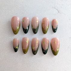 [IMPORTANT - READ BEFORE PURCHASING] - Shape of set in photos is Medium: Almond ♡ What to expect ♡ - All sets are hand painted and made to order with love! - This set is made with soak-off gel polish and hard gel press ons. - Hard gel press ons are flexible, lightweight, long lasting, and waterproof ♡ Included in product ♡ - 10 custom nails - Mini nail file - Nail adhesive stickers - Cuticle pusher - 2x Alcohol prep pads ♡ Important information ♡ - Message me if you are unsure about the size/length. I DO NOT accept cancellations for sizing/length problems. If you're not sure about your measurements or are in between sizes, it's best to go down one size. - Colors may be slightly different due to lighting. - All sets are handmade, and therefore may have minor design differences in the set th Gold Stars Nails, Nails Minimalistic, Green French Tip, Stars Nails, Dark Green Nails, Custom Nails, Green French, Nails Gold, Green Nail Designs