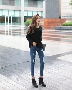 Tenue: Pull à col rond noir, Jean skinny déchiré bleu, Bottines en cuir noires, Pochette en cuir grise Hoodie Outfit, Korean Outfits, Ladies Dress Design