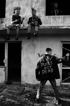 Vintage Foto's, 80s Punk, Punk Culture, Punks Not Dead, Arte Punk, Punk Aesthetic, Riot Grrrl, Punk Rocker, Poses References