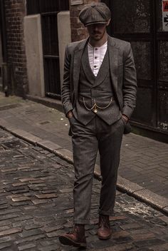 Peaky Blinders Style Man, 1920s Male Fashion Gatsby, Peaky Blinders Aesthetic Outfits, Mens Vintage Suit, Peaky Blinders Wedding Suits, Peaky Blinders Outfits Men, Vintage Formal Outfit Men, 1920s Mens Fashion Roaring 20s, Mens Vintage Suits