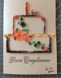 Biglietto di auguri compleanno personalizzato con tecnica quilling Happy Birthday Quilling, Quilling Cake, Quilling Flower Designs, Quilled Cards, Paper Quilling Patterns, Quilling Ideas, Birthday Cards For Boyfriend, Easy Paper Crafts Diy, Cards For Boyfriend