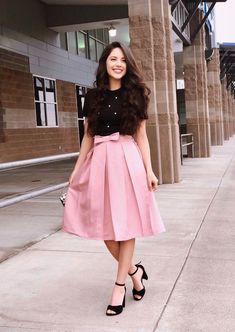 westren #fashion # pinky # skirtset Midi Rock Outfit, Rok Midi, Western Dresses For Girl, Western Dresses For Women, Casual Frocks, Modest Outfit, Gaun Fashion, Frock For Women, Rock Outfit