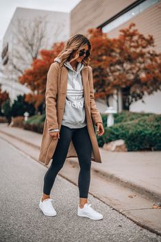 White Sneakers Outfit, Sneaker Outfits Women, Black Leggings Outfit, Legging Outfits, Looks Black, Hoodie Outfit, Cute Fall Outfits, Trendy Fall