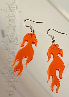 Very sick handmade flame / fire earrings ! ! laser cut from 2mm thick transparent orange acrylic. Perfect for nights out and festivals as well as adding fire to your day to day 🔥 🔥 Flame length: 5 cm Earring drop length: 7 cm Fire Themed Outfits, Flame Outfit, Flame Earrings, Fire Earrings, Nature Outfits, Orange Accessories, Homemade Signs, Laser Cut Wood Crafts, Fire Designs