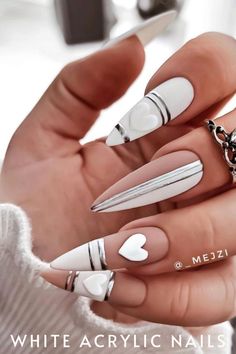 White nail designs are becoming more and more popular and look great with any skin tone. You can paint your nails as white as you like. Foil Nail Designs, Fantastic Nails, Amazing Nails, White Nail Designs, Luxury Nails, Unique Nails, Nails Short, Chic Nails, Fancy Nails