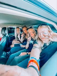 Preppy Friends, Preppy Photos, Christian Friendship, Summer Vision, Preppy Inspiration, Friend Pics, Preppy Lifestyle, Pic Pose