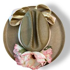 Add a touch of vintage charm to your outfit with this Linda Eastwood straw hat. The hat features a beautiful wide, pale pink bow and large flowers that enhances the hat's cowboy and boho style. The hat is perfect for anyone looking for a unique and original accessory to complete their outfit. The light brown almost bronze color of the hat complements the western look, and its material ensures durability and comfort. This hat is very well made and in great condition. Circumference 22 Height 5.5 B Elegant Brimmed Boater Hat For Country Events, Elegant Wide Brim Boater Hat For Country Events, Wide Brim Hat Band For Kentucky Derby Garden Party, Pink Short Brim Straw Hat For Rodeo, Pink Straw Hat With Curved Brim For Rodeo, Vintage Fitted Fedora For Summer, Elegant Spring Rodeo Hat, Elegant Spring Rodeo Boater Hat, Western Cream Straw Hat For Spring