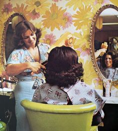 Vintage Hairsalon Retro, People Doing Hair In A Salon, 70s Salon, Beauty School Dropout, Hairdresser Salon, School Dropout