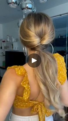 323K views · 11K reactions | 🌟 Dica de Penteado em 1 Minuto! ✨

Olá, pessoal! Hoje eu tenho uma dica incrível para vocês: um penteado super rápido e fácil de fazer em apenas 1 minuto! ✨💁‍♀️

Se você está sempre correndo e precisa de um visual estiloso em pouco tempo, esse penteado é perfeito para você!
Em apenas 1 minuto você terá um penteado super charmoso e cheio de estilo. 😍✨

Experimente essa dica e arrase em qualquer ocasião, seja no trabalho, em um encontro ou até mesmo para um passeio com as amigas. O importante é se sentir linda e confiante! 💃💖

Gostou dessa dica? Compartilhe com suas amigas e marque alguém nos comentários para que elas também possam conhecer esse penteado incrível! E não se esqueça de me seguir para ter mais dicas com essa!✨

#PenteadoRápido #DicaDeBeleza #Es Ponytail Hairstyles Easy, Beautiful Braided Hair, Easy Hair Updos, Long Hair Updo, Peinados Fáciles Para Cabello Corto, Hair Tutorials For Medium Hair, Bridesmaid Hair Updo, Hair Up Styles, Hair Ponytail Styles