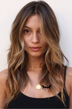 Toffee Touches | When your crown is feeling more lackluster than lustrous, it's time to head to the salon and hit the refresh button. From root beer to rose brown, this year’s hair color trends for brunettes are taking dull brown strands from monotone to magnetic; and tortoiseshell, or écaille in French, is a shade that’s leaving brunettes feeling shiny and new with its rich blend of warm shades. (And yes, it’s inspired by your favorite tortoiseshell sunglasses. Tortishell Hair Color, Color Melt Brunette To Blonde, Tortoise Shell Hair Color, Hair Color Blonde Balayage, Brown Strands, Messy Lob, October Hair, Hair Melt, Tortoiseshell Hair