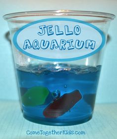 there is a cup with water and ice in it that says jello aquarium