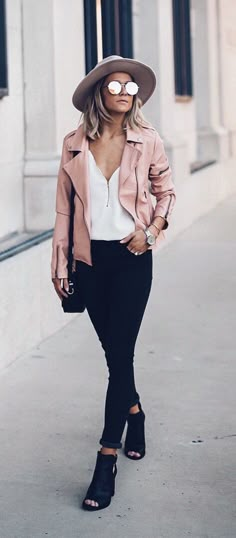 Womens fashion | fall | style | fashion | outfit | street style | blush | jacket | hat | heels Instagram: @joandkemp Classy Street Style Summer, Urban Womens Fashion, City Style Fashion, Lederhosen Outfit, Streetwear Ideas, Outfit Street, Pink Leather Jacket, Woman Hat, Jeans Boots