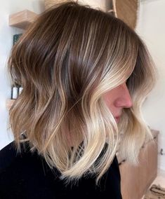 Bronde Balayage Bob with Money Piece Bronde Haircolor Brunettes Short Hair, Blonde With Lowlights Bob, Balyage Short Hair Winter, Brown Bob With Money Piece, Short Hair Balayage Brown, Ash Brown Bob Haircut, Balayage Hair Short Bob, Short Hair With Money Piece, Short Brown Hair With Money Piece