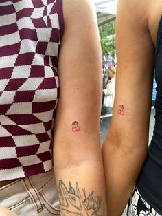 Funky vibe cheery small matching bestie tattoo Bestie Tats, Matching Bff Tattoos, Maching Tattoos, Bestie Tattoos, Cute Matching Tattoos, Matching Friend Tattoos, Small Matching Tattoos, Tato Minimal, Matching Tats