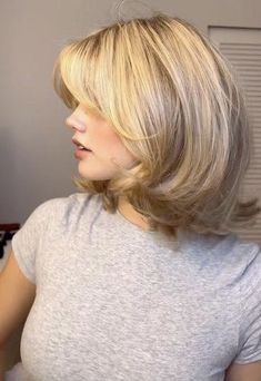 Shay Sullivan Layered Shorter Hair, Short Layers Shoulder Length Hair, Fall 2023 Hair Trends Short, Face Framing Pieces Short Hair, Midi Flick Hair, 90s Haircut With Bangs, Short Cut With Layers, 90s Short Layered Hair, Short Blonde Hair Layers