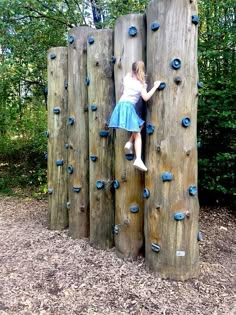 Groen schoolpleinen; waarom worden deze steeds populairder? - Mamaliefde Natural Playground In The Woods, Natural Jungle Gym, Sensory Trail, Natural Outdoor Playground, Natural Playground Ideas, Natural Playgrounds, Wooden Playground, Outdoor Play Spaces, Tree House Plans