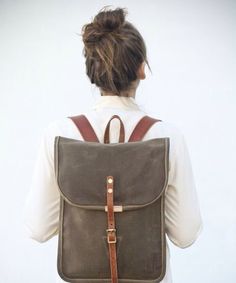 A Well Traveled Woman, Mode Tips, Winter Trends, Small Backpack, Backpack Bag, Waxed Canvas, Hobo Bag, Look Fashion, Laptop Bag