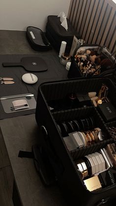 Black Makeup Artist Working, Makeup Job Aesthetic, Makeup Counter Aesthetic, Makeup Studio Ideas Beauty Room Small Spaces, Make Up Vision Board, Makeup Artist Aesthetic Vision Board, Mua Set Up, Makeup Studio Aesthetic, Mac Makeup Aesthetic