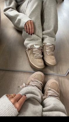 Styling Ugg Lowmel, Ugg Lowmel Sneaker Outfit, Cute Shoes Outfits, Ugg Trainers Outfit, Womens Uggs Outfits, Ugh Lowmel Sneaker Outfit, Lowell Uggs