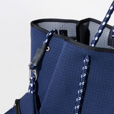 El bolso moderno para todos los días, perfecto para el trabajo, el gimnasio, la playa, los viajes y todo lo demás. Navy Shoulder Bag With Top Carry Handle For On-the-go, Functional Blue Shoulder Bag With Large Capacity, Blue Large Capacity Functional Shoulder Bag, Navy Tote Shoulder Bag With Top Carry Handle, Blue Rectangular Beach Bag For Travel, Blue Beach Bag With Removable Pouch For Travel, Functional Blue Bag With Zipper Closure, Blue Casual Travel Bag With Large Capacity, Casual Blue Travel Bag With Large Capacity