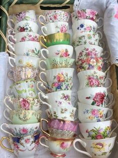 there are many cups and saucers on display