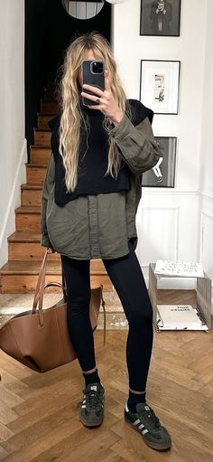 Outfits For Really Cold Weather, Jeans Outfit Cold Weather, Black Barrel Jeans Outfit, Black Adidas Outfit, Barrel Jeans Outfit, Edgy Winter Outfits, Outfit Cold Weather, Camouflage Hat, Barrel Jeans