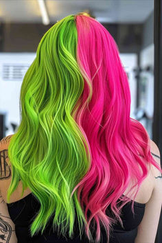 Gemini-inspired green and pink hair Gemini Hairstyles, Pink Gemini, Two Tone Hair Color Ideas, Two Tone Hair Color, Gemini Hair, Green Hair Dye, Two Tone Hair, Vietnamese Hair