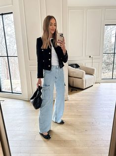 White Boucle Jacket Outfit, Lady Jacket Outfit, Tweet Jacket Outfit, Tweed Jacket Outfit Casual, Boucle Jacket Outfit, Chanel Jacket Outfit, Tweed Blazer Outfit, Cargo Jeans Outfit, Black Jacket Outfit