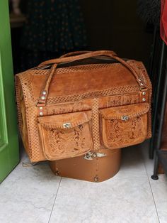 "Welcome! Truly vintage and specifically made by handmade in Sri Lanka. Weekender bag really amazing and with high quality!! With some signs of wear (Attention pics). ZIpper not works, zipper needs fix! Measures: W: 21.65\" (55 cm) H: 13.77\" (35 cm) Deep: 10.23\" (26 cm) Straps: 30\"(76 cm) Thanks for stopping by!I" Vintage Leather Rectangular Travel Bag, Vintage Rectangular Travel Bag With Leather Backing, Vintage Leather-backed Travel Bag For Everyday Use, Vintage Leather Satchel Travel Bag, Vintage Hand Tooled Travel Bag, Vintage Hand-tooled Travel Bag, Vintage Handmade Satchel For Travel, Vintage Brown Travel Bag With Leather Handles, Vintage Brown Satchel Travel Bag