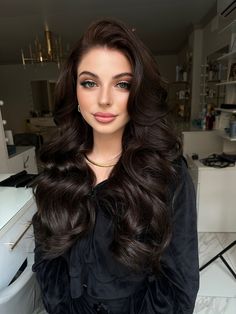 Prom Hairstyles Side Part, Large Curls Long Hair, Big Volume Curls Long Hair, Side Part Blowout, Big Curls For Long Hair, Latina Hair, Large Curls, Pageant Hair, Curls For Long Hair