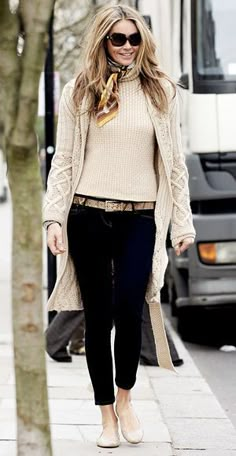 Street Style Women Winter, Mode Over 50, White Oversized Sweater, Elle Macpherson, Black Cropped Pants, Mode Casual, Street Style Winter, Inspired Outfits, 가을 패션