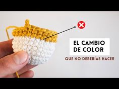 a hand holding a crochet basket with the words el cambio de color