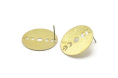 Textured Raw Brass Moon Phases Shaped Round Stud Earrings With 1 Hole Material : Brass Size : 22x0.80mm Hole Size : 1.2mm Quantity : 4 Pieces For More Earring Findings Please See Here : https://www.etsy.com/shop/yakutum?ref=simple-shop-header-name&listing_id=240593425&section_id=20270809 For More Yakutum Jewelries Please See Here : https://www.etsy.com/shop/yakutum?ref=simple-shop-header-name&listing_id=240593425 Enjoy! Round Earring, Claw Ring, Stick Earrings, Brass Texture, Lip Shapes, Round Stud Earrings, Handcrafted Earrings