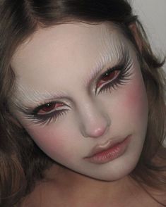 Bird Halloween Makeup, Bird Inspired Makeup, Bird Makeup Ideas, Bird Eye Makeup, Feather Eye Makeup, No Eyebrows Makeup, Black Swan Makeup, Ballet Makeup, Maquillage Goth