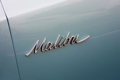 the emblem on an old blue car is shown