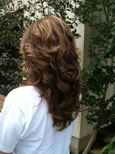 Wavy Hair Lots Of Layers, Layered Loose Curls, Loose Curl Haircut, Loose Curls Layered Hair, Loose Curls With Layers, Curls On Layered Hair, Layered Haircuts For Women Medium Length, Wavy Layers Medium, Curled Layered Hair Mid Length