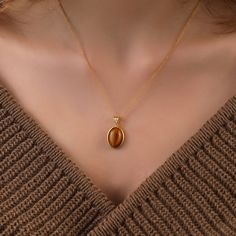 This minimalist tigers eye necklace will be a perfect gift as a christmas for your best friend.Tigers eye necklace with made of gold plated 18 karat .925 sterling silver. The meaning of Tigers Eye is self-confidence and inner strength. Minimalist tigers eye will be a best gift idea for your mom or your loved ones as a birthday gift or anniversary gift. A perfect Christmas gift as a handmade jewellery.You will add light to your elegance with this handmade crafted pendant model, modern look and de Earthy Necklace, Tiger Eye Necklace, Crystal Christmas, Brown Gemstone, Tiger Eye Jewelry, Tigers Eye Necklace, Necklace For Girlfriend, Minimalist Gifts, Christmas Gift For Her