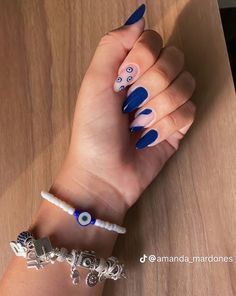 Unha pintada de azul escuro com olho grego e pulseira. Brown Acrylic Nails, Classy Nail Designs, Simple Gel Nails, Glam Nails, Short Acrylic Nails, Blue Nails, Swag Nails