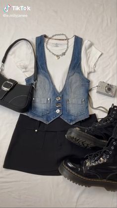 Denim Vest Outfit Aesthetic, Denim Vest Outfits, Denim Vest Outfit, Happy Hour Outfit, Nashville Outfits, Concert Fits, Swaggy Outfits, Mode Inspo, Black Mini Skirt