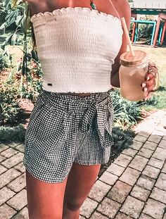 Vsco Outfits, Streetwear Dress, Fest Outfits, Clothes Over Bros, Smink Inspiration, Black And White Shorts, Summer Work Outfits, Shorts Outfit, Outfit Trends