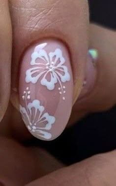 Summer Nail Designs Flowers, Summer Nails White Flowers, Flower Design On Nails Simple, White Flower On Nails, Cute Summer Nails Hibiscus, Nail Art Hawaiian Flower Tropical, White Hawaiian Flower Nails, Shalak Nail Ideas, Hibiscus Flower Toe Nails