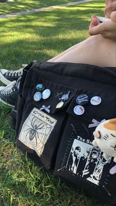 Backpack Patches Ideas, Backpack With Patches And Pins, Bag With Pins Aesthetic, Patches On Backpack, Cocteau Twins, Punk Patches, Backpack Patches, Bag Pins, Backpack Decoration