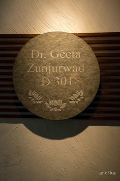 a plaque that reads dr gesta zumwud d'01 on the wall