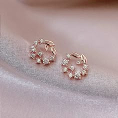 Newpretty!! Dainty Wreath Stud Earrings With Tiny Cz's In Rose Gold Plating. Post Backings With Lock Closures. Perfect For Yourself Or As A Gift. Very Unique And Different. Shiny And Brilliant. Suitable For All Occasions. Suitable For All Ages. Nwt Studs Diamond Earrings, Ear Rings Gold Buttalu, Diamond And Gold Earrings, Dainty Jewelry Earrings, Diamond Tops Earrings Unique, Small Diamond Earrings Studs, Ear Tops Gold Indian, Second Stud Earrings, Diamond Tops Earrings