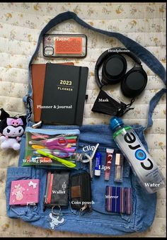 my typical what I bring in a day in my bag!! 
-headphones 
-journal and planner
-lip products
-mask
-phone
-water
-wallet Backpack Tour, Bag Tour, What's In My Backpack, Everyday Bag Essentials, Messanger Bag, School Bag Essentials, Backpack Essentials, Inside My Bag, Purse Essentials