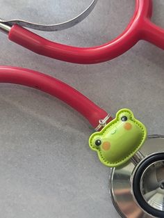 Bring a smile to your workday with our adorable Kawaii Frog Stethoscope Charm! Designed in a playful, kawaii style, this little frog adds a fun and cheerful touch to your stethoscope. Perfect for healthcare professionals who want to express their personality and spread a little joy to their patients. Whether you're brightening up your own gear or giving it as a gift, this charming frog is sure to become a favorite accessory. Yellow Stethoscope, Pediatric Badge Reel, Pediatric Stethoscope Accessories, Custom Stethoscope, Stethoscope Name Tag, Stethoscope Charms, Pediatric Nurse, Physician Assistant, Doctor Gift