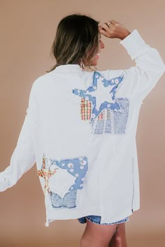 Vintage Patchwork Sweatshirt, T Shirt Patchwork, Patch Work Sweatshirt, Patch Shirt Ideas, Patchwork Sweatshirt Diy, Sweatshirt Upcycle Diy, Diy Patchwork Shirt, Patchwork Shirt Diy, Patched Sweatshirt